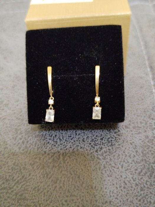 Продаётся диван и золотые серьги.