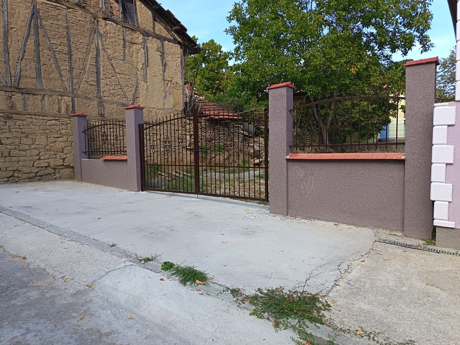 Изработка на врати, оградни пана и парапети от ковано/гладко желязо