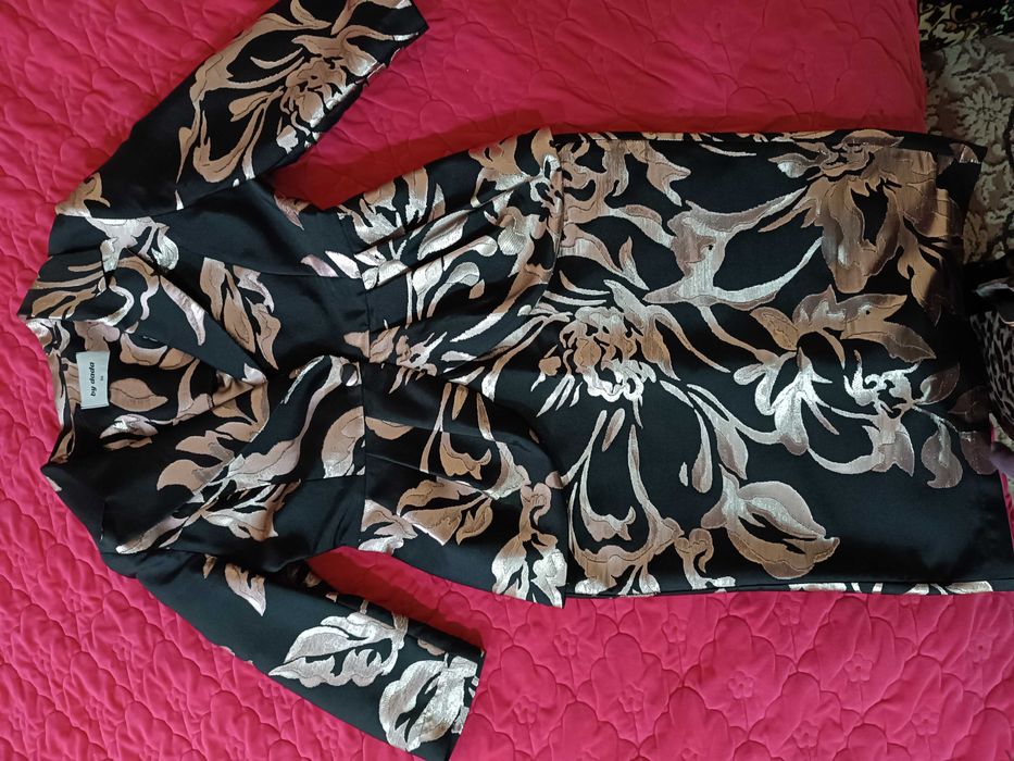 Нарядный красивый костюм с юбкой