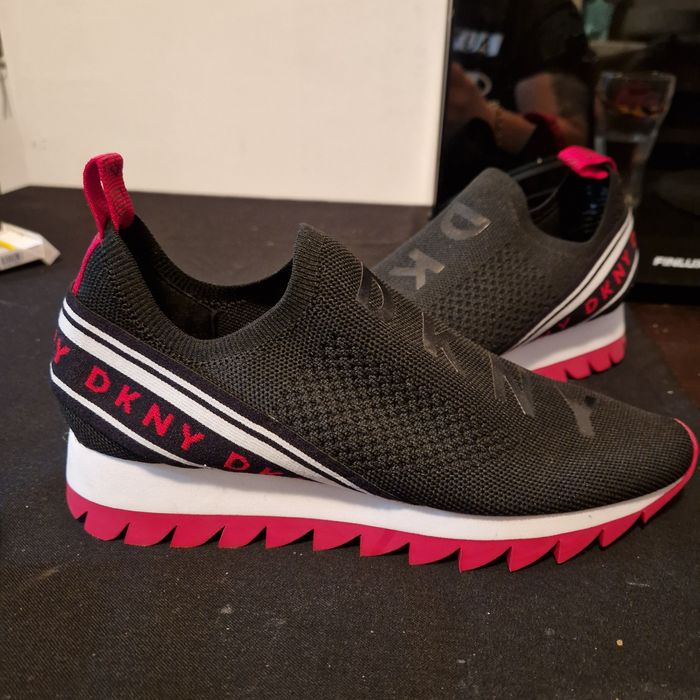 Продавам дамски обувки DNKY