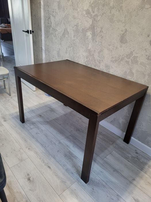 Стол  продаю в хорошем состояний .