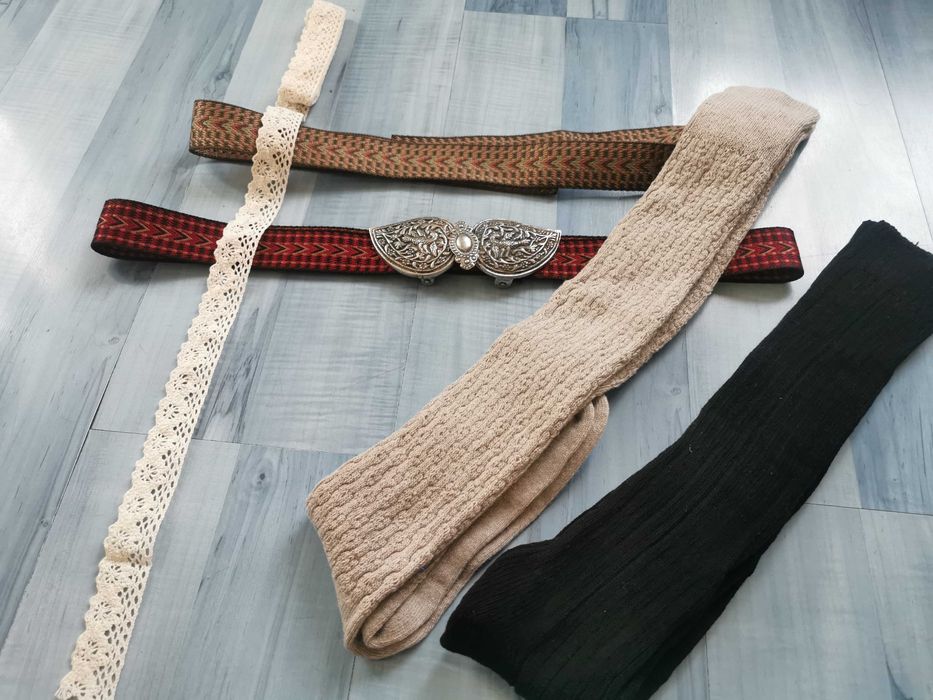 Пафти с колан, плетени дамски чорапи и памучна дантела, допълнение към народна носия