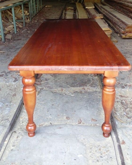 Стол деревянный.