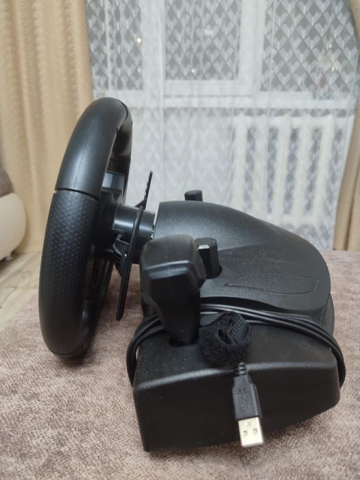 Продам игровой руль для компьютера .