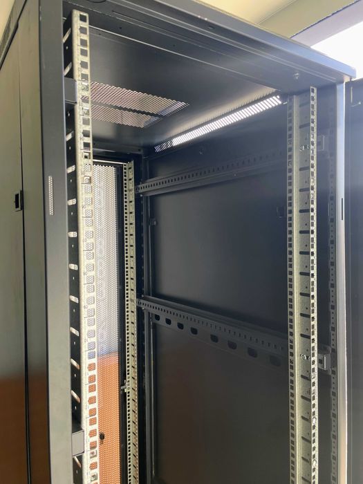 Комуникационен/Сървърен шкаф 42U 600x1000 (TOTEN, Черен) в пълна окомплектовка с крачета + 2 броя ключове (доставя се сглобен)