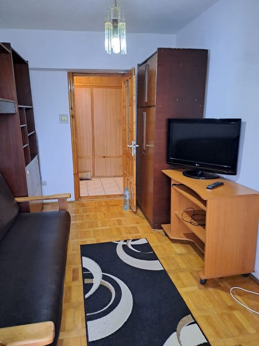 Inchiriez apartament 3 camere, ultra central, zona moto-velo