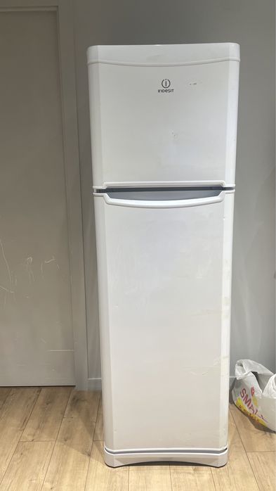 Холодильник Indesit