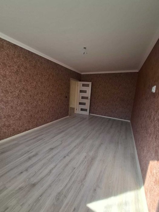 продам трехкомнатную квартиру