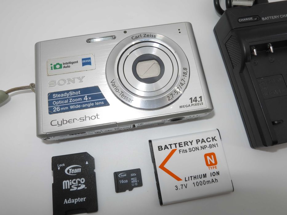 Sony Cyber-shot DSC W330 ултра компактен цифорв фотоапарат, малка дигитална камера сребърен цвят, в отлично състояние, работи перфектно