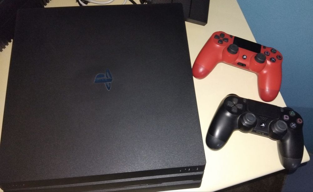 PS4 Pro 1 TB + 2 manete