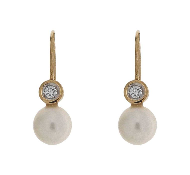Pereche de cercei din aur galben, decorată cu diamante și perle Akoya,