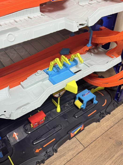 Продам Hot wheels Ultimate Garage
