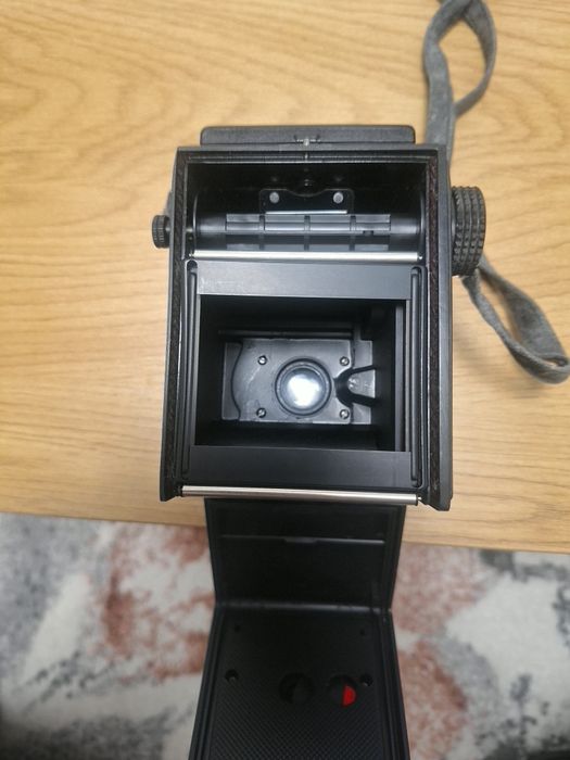 Cameră foto reflexă cu lentilă dublă (TLR) Lubitel 166 Universal.