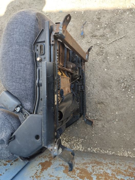 Передние сиденья на авто