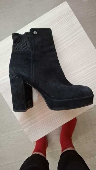 Продам замшевые ботинки , фирменные