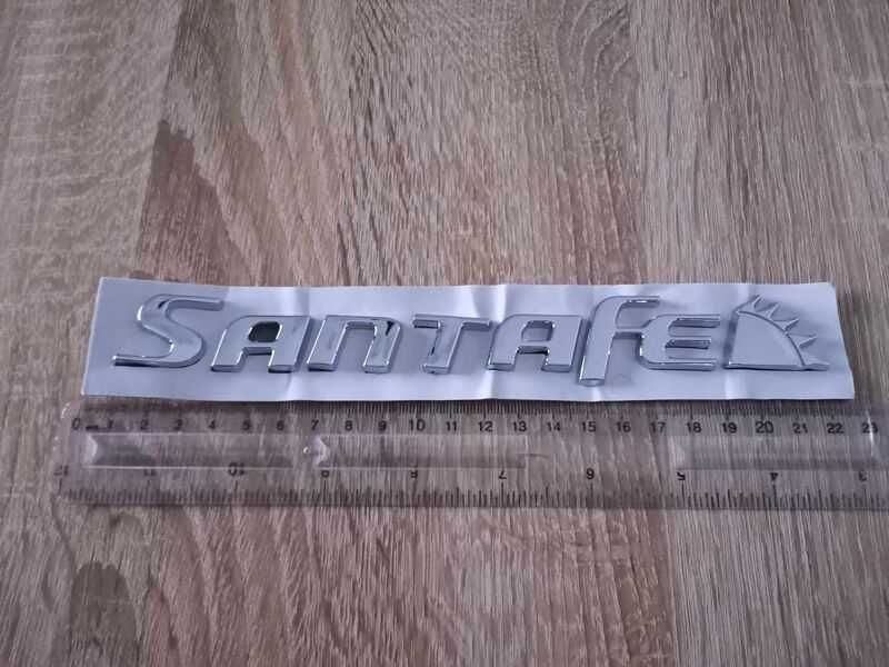 сребрист надпис Hyundai Santa fe