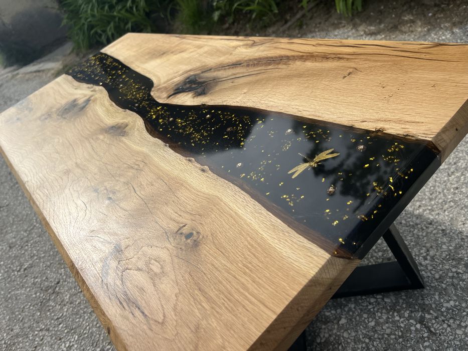 Уникална холна маса от дъб и епоксидна смола с златни елементи