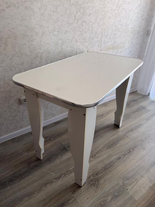 Стол кухонный белый