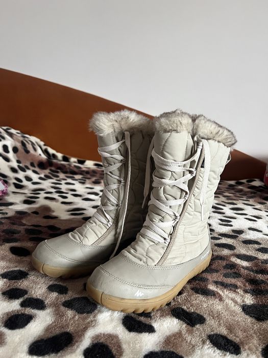 Ghete imblanita rezistente la apa Quechua crem