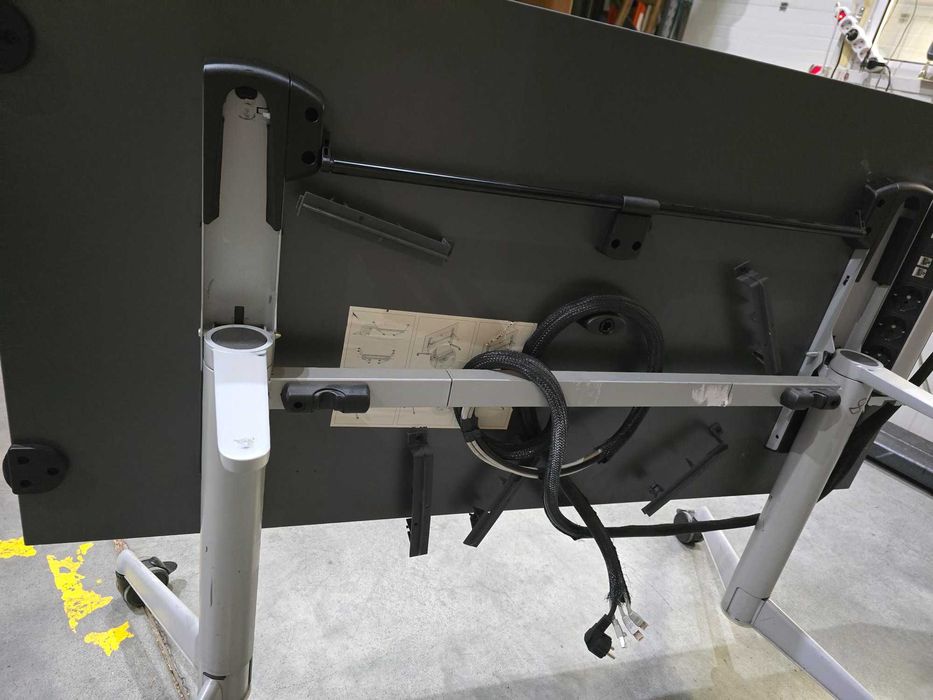 Продавам ОФИС БЮРО Steel Case 160см, с накланящ се плотр на колелца