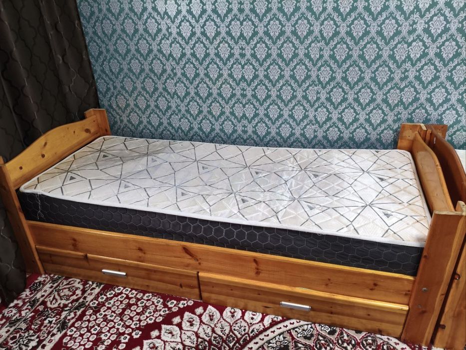 Кровати с матрасом 2шт из орехового дерева   очень прочная мебель