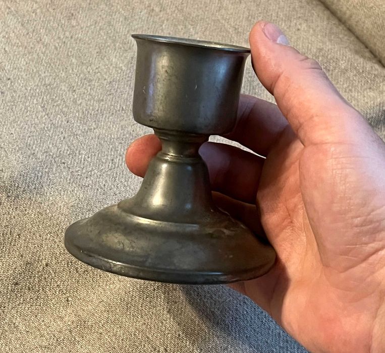 Sfesnic mic vintage metalic turnat, stabil, baza lata, inaltime 11 cm