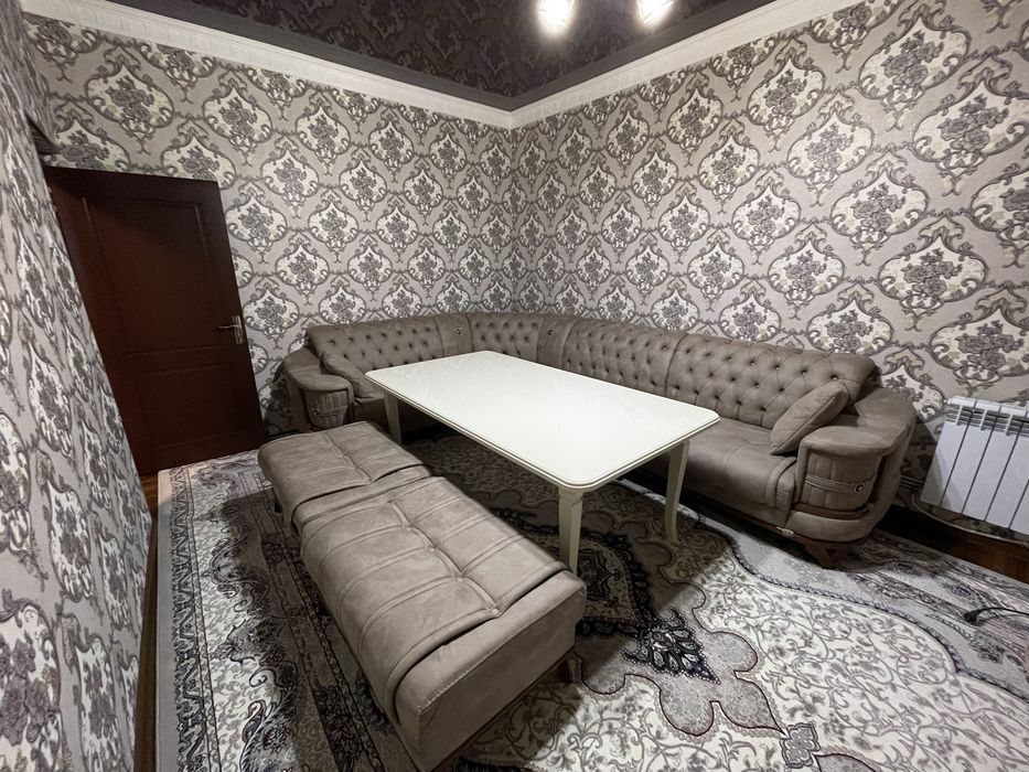 Мехмонхона учун диван столи билан