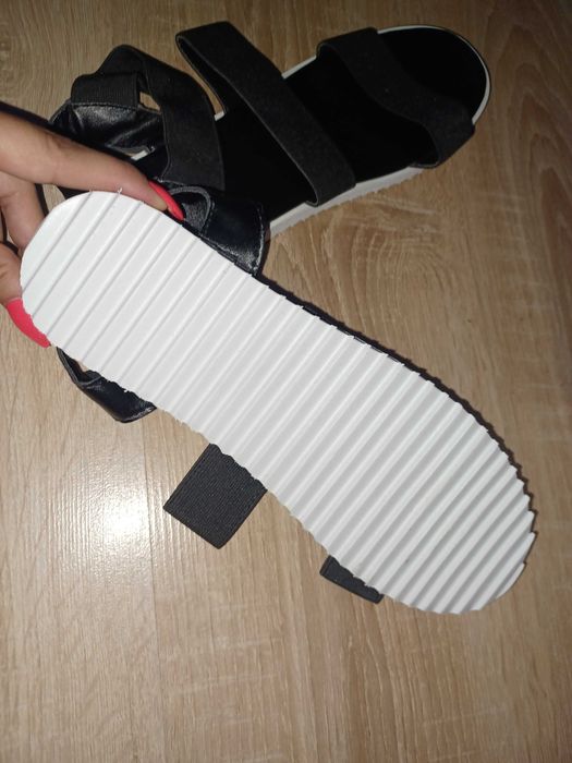 Продавам нови сандали