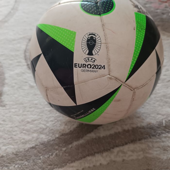 Vând mingile de fotbal adidas euro