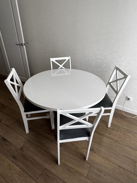 Продается обеденный круглый стол со стульями