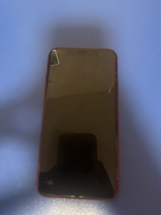 Vând Telefon iPhone ESTE un pic a spart display-ul funcționează tot