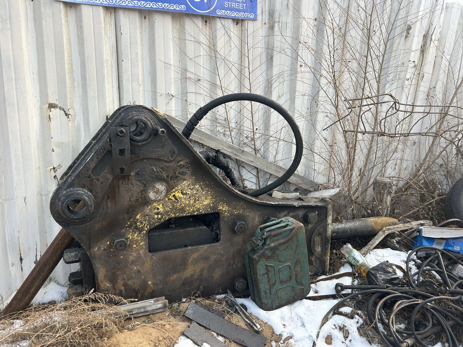 Экскаватор с гидромолотом