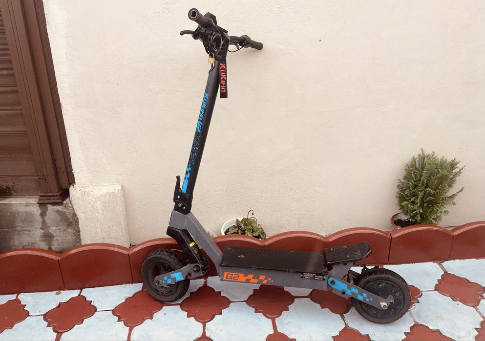 Vand  trotineta kukrin g2 merge foarte bine trage bine