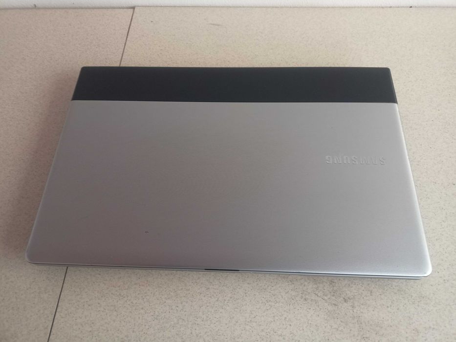 Laptop Samsung 300E display 17,3 Procesor I5-2450m ram 8gb hdd500gb