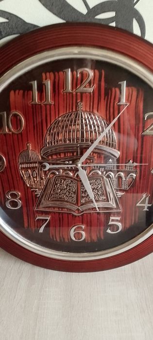 Часы в исламском стиле.