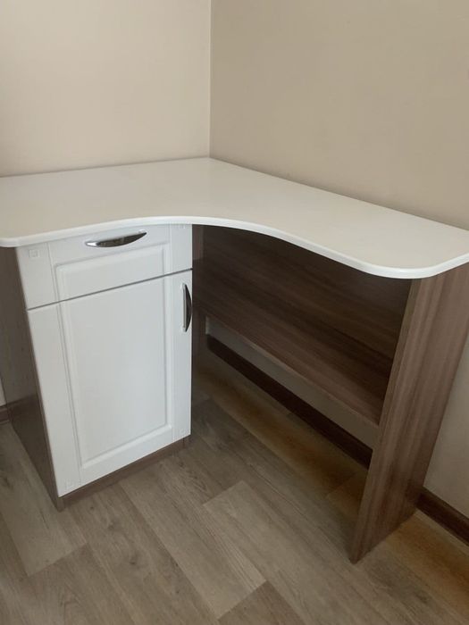 Угловой стол со стеллажем