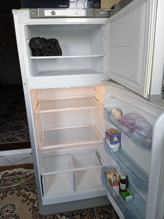 Muzlatgich sotiladi.