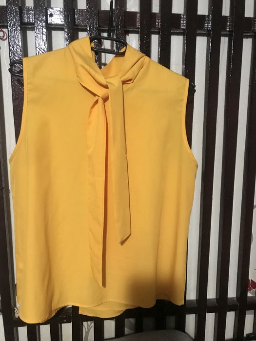 Bluza eleganta  culoarea galben si oantaloni marimea M L