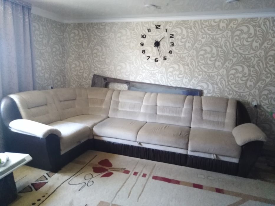 Продам большой угловой диван. Две большие шуфлятки . Раскладывается
