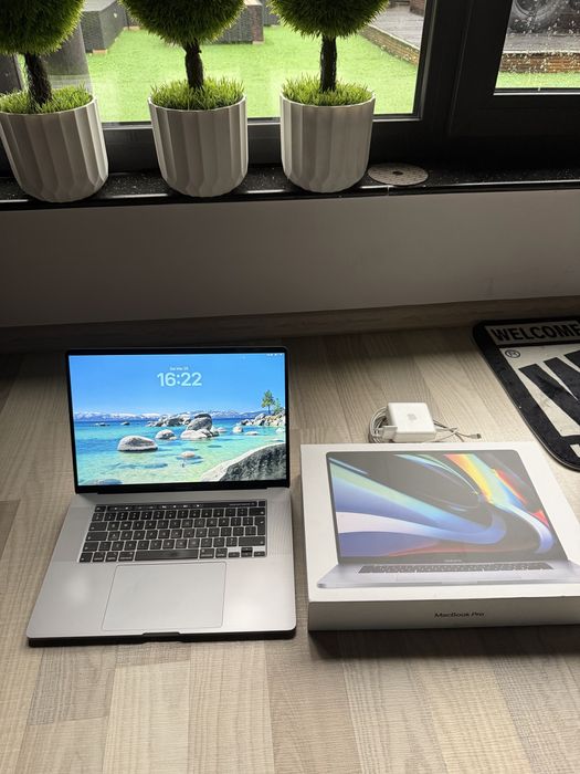 Macbook pro 16” cu touchbar, I7, 32GB RAM, SSD 512GB