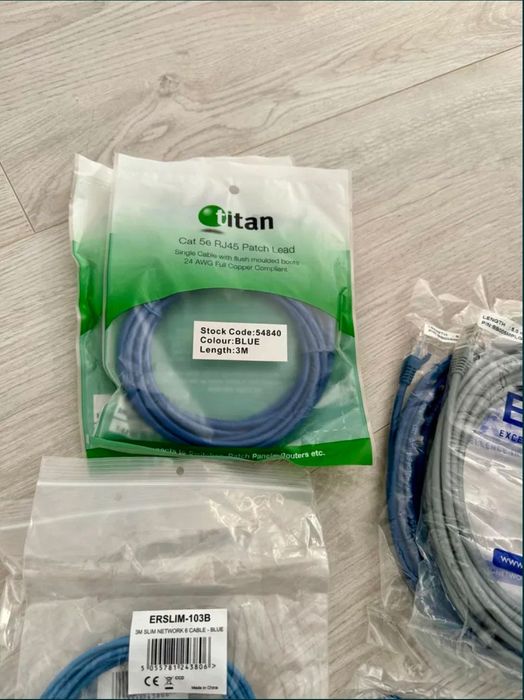 Cabluri de rețea noi, de diferite mărimi, disponibile la grămadă