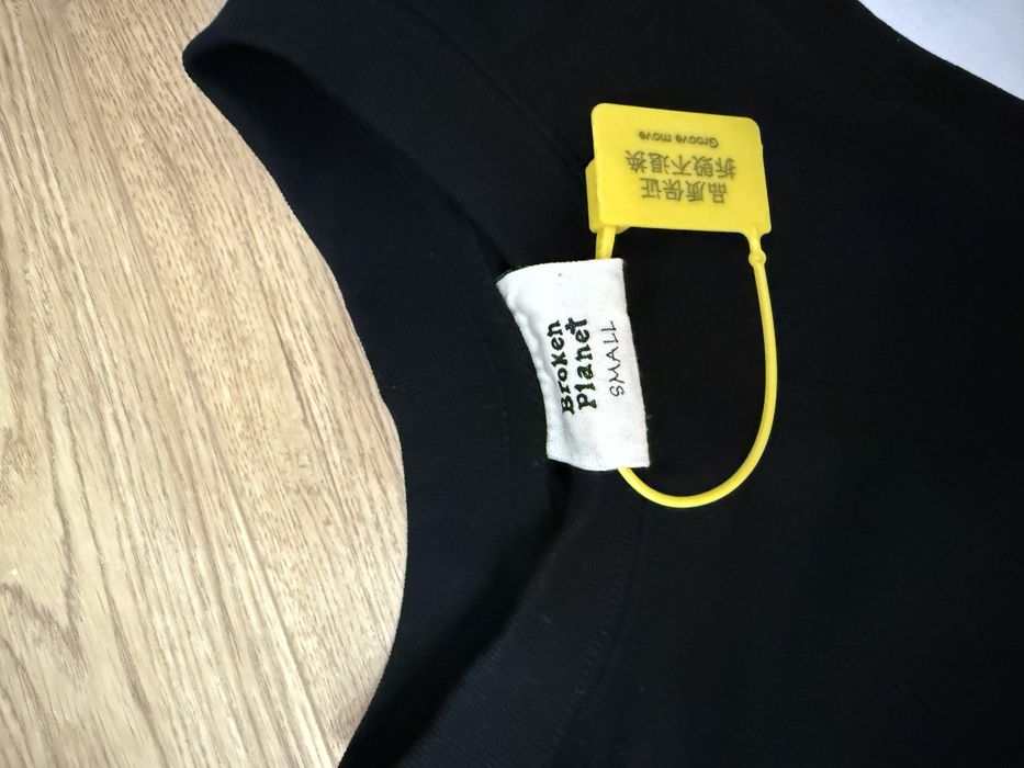 Tricou Broken Planet