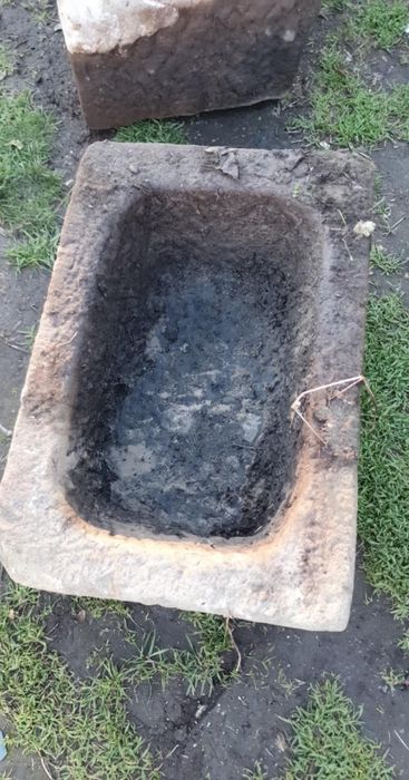 Дялани корита от камък