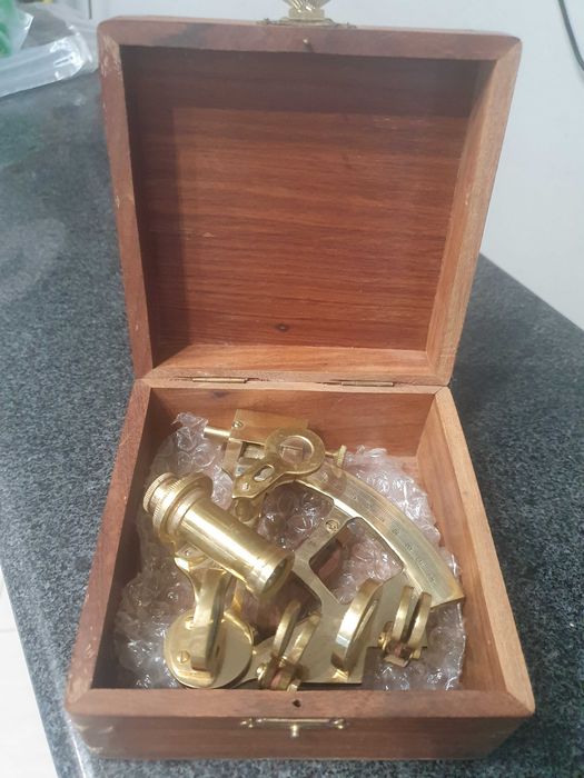 Секстант в дървена кутия