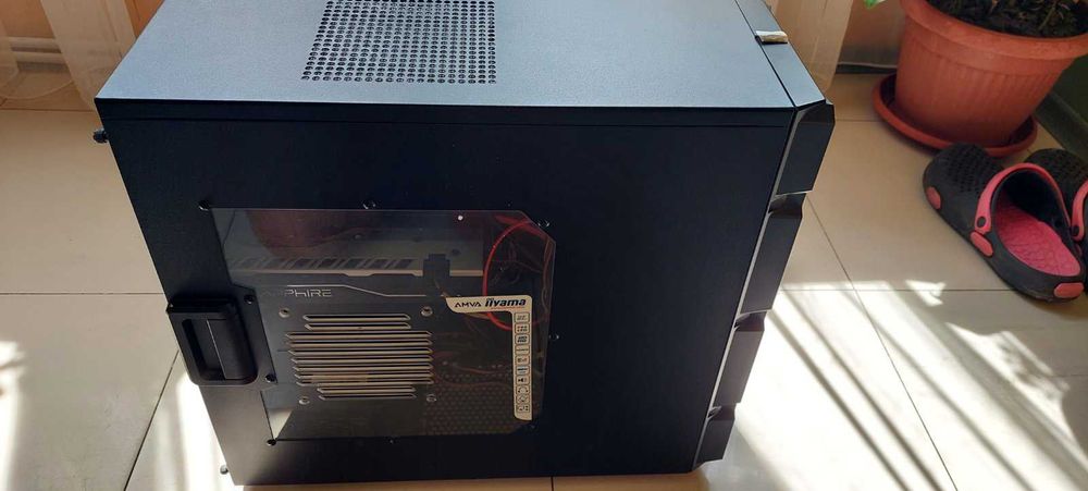 Настолен компютър и монитор.