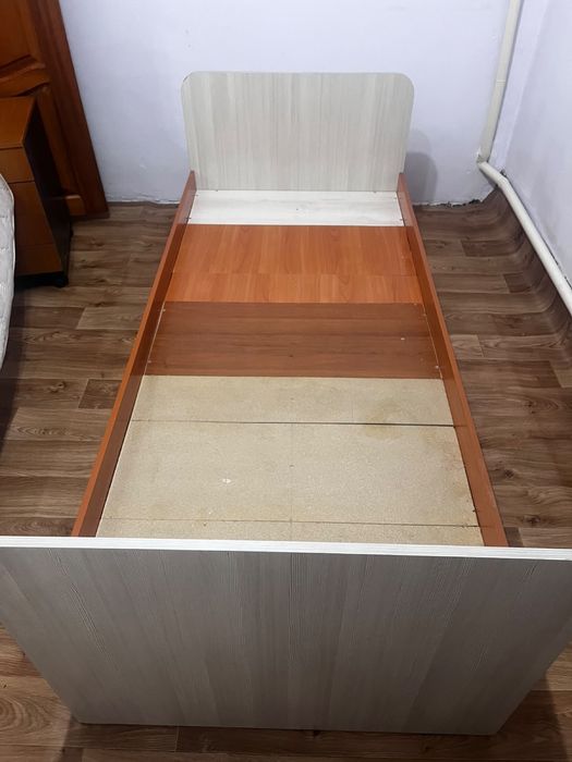 Продаем кровать с матрасом размер 2 х 0,90