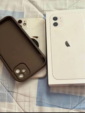 Vand iPhone 11, Alb , 128 Gb , la cutie !