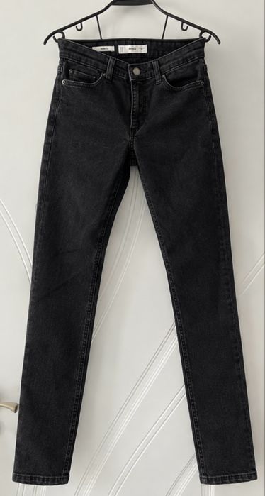 Черни skinny jeans Mango.