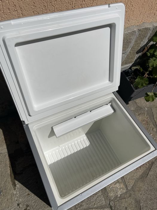 Хладилник Dometic на 12v , 220 и газ .