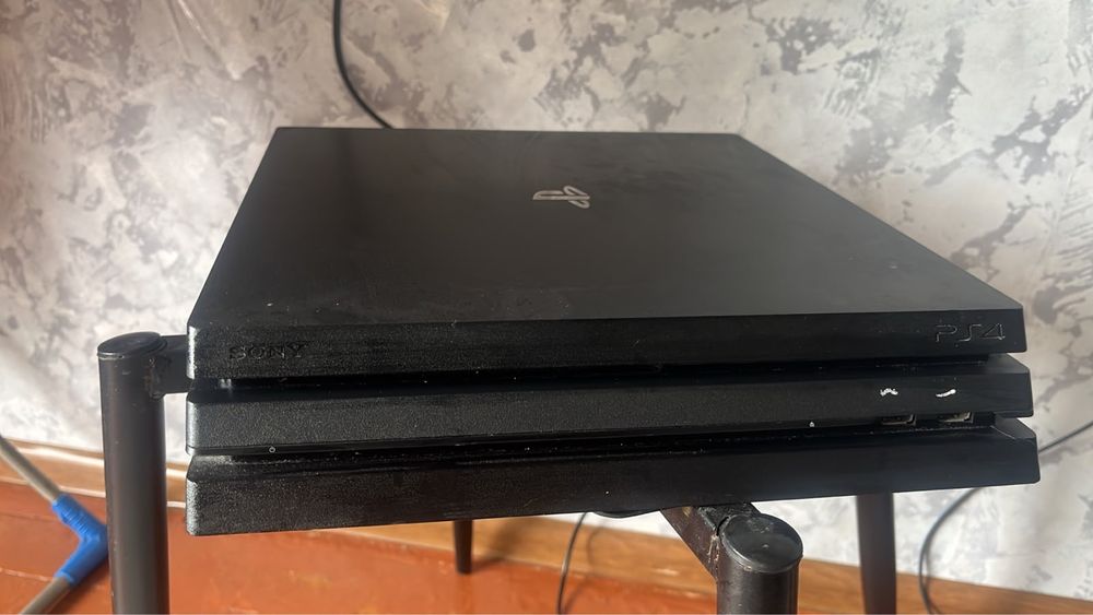 продам PS 4 pro приставку